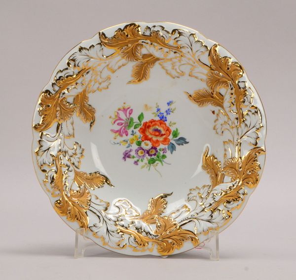 Meissen, Porzellanschale, runde Form, relief. Rand/partiell verg., Dekor 'Blumenbouquet'