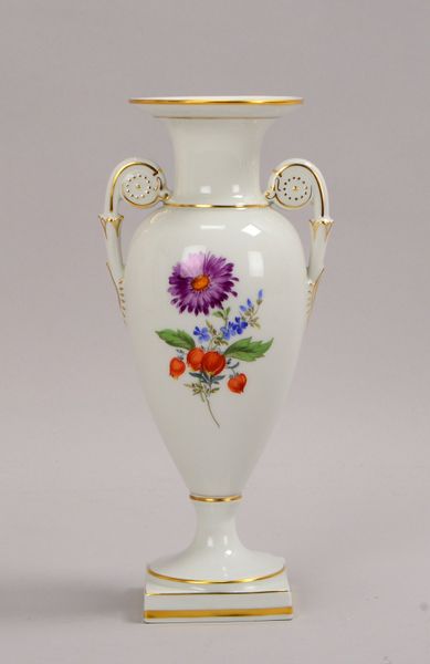 Meissen, Henkelvase, Dekor 'Blumenbouquet', partiell vergoldet; Höhe 25 cm