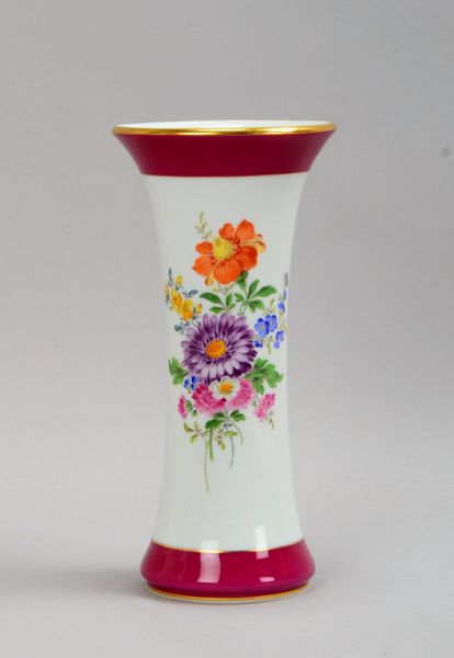 Meissen, Trompetenvase, 'Blumenbouquet', Bunddekor in Magenta/Goldrand