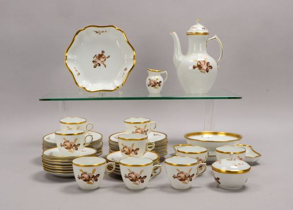 Royal Copenhagen, Kaffeeservice, Rosendekor, Goldrand, dazu 3x Servierteile