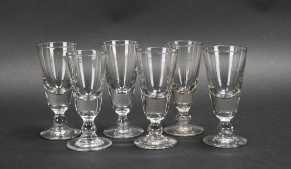 6x Weingläser, alt, farbloses Glas, konische Kuppa, auf Scheibenfuß; Höhe 15,5 cm