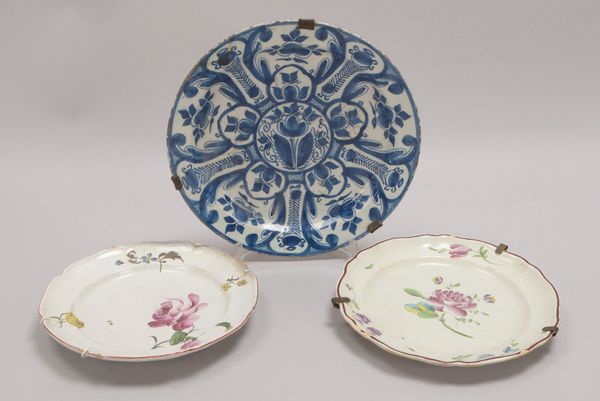 3 antike Teller, Fayence: 1x Delft (um 1700), 2x wohl Frankreich; Ø 30 cm, 2x Ø 24 cm