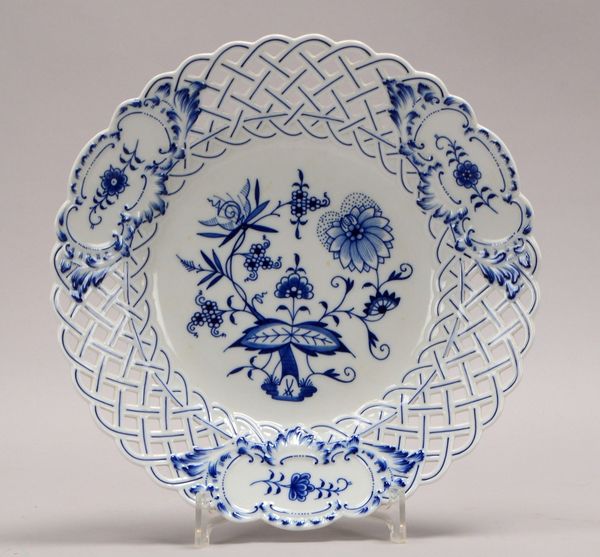 Meissen, Porzellan-Durchbruchteller, mit 'Zwiebelmuster'-Dekor; Ø 28,5 cm
