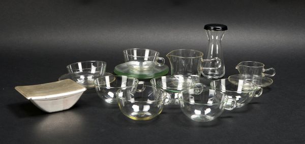 Konvolut Designer-Servierteile, Glas, Entw.: Wilhelm Wagenfeld; dazu WMF-Dose
