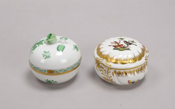 Herend/Ungarn, 2 Deckeldosen: 1x 'Rothschild', 1x 'Apponyi Grün'; Ø 11,5 cm