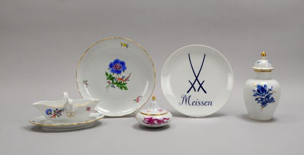 Meissen, 5 Tischporz.-Teile: 2x Teller, 1 Saucière, 1 Bonbonnière, 1 Deckelvase