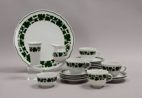 Meissen (I. Wahl), Kaffee-Restservice, 'Weinlaub'-Dekor: div. Teile; dazu kl. Vase (3-gestr.)