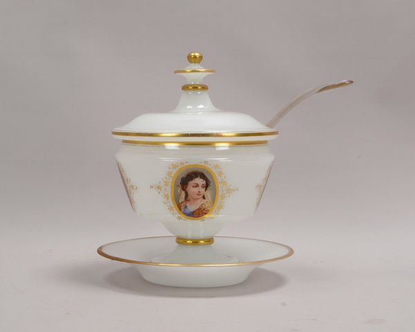 Biedermeier-Glasbowle, Opalglas/4x Frauendarstellungen, goldstaffiert, 4-tlg./mit Kelle