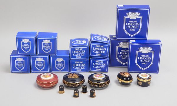 Limoges, kl. Sammlung 'Mme Pompadour': 12x Döschen, handbemalt; 4x Fingerhüte