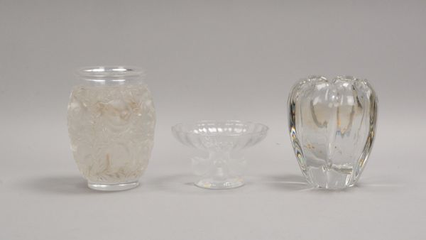 3 Glasteile, jew. im Boden sign.: 2x Lalique, Vase und Fußschale, und 1 Orrefors-Vase