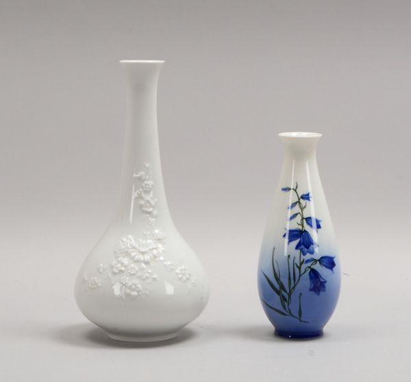 2 Tischvasen: 1x Meissen, flor. Reliefdekor; 1x Royal Copenhagen, flor. Handbemalung