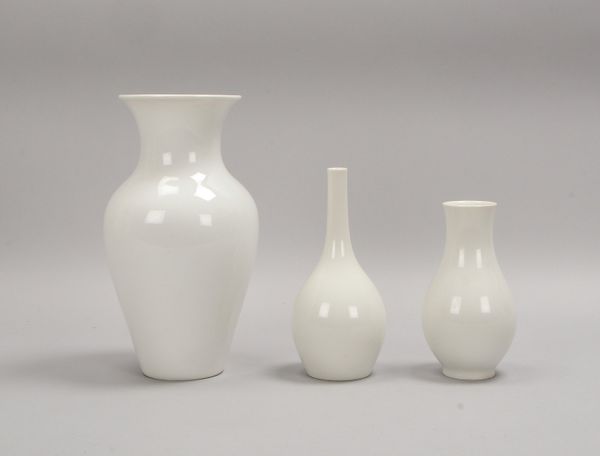 KPM, 3 Tischvasen, verschiedene Ausführungen; Höhe 17 cm - Höhe 27 cm
