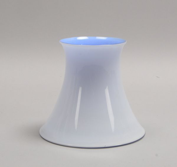 Venini/Murano, Tischvase, 'Vulcano', fliederfarbenes Glas mit weißem Überfang