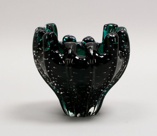 Venini/Murano, Glasschale, sog. Rippenschale, grünes Glas mit klarem Überfang, mit Luftblaseneinschl