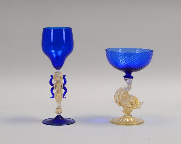 Seguso/Murano, 2 Gläser, blaues Klarglas mit Goldflimmer, 1x figürl. Stand