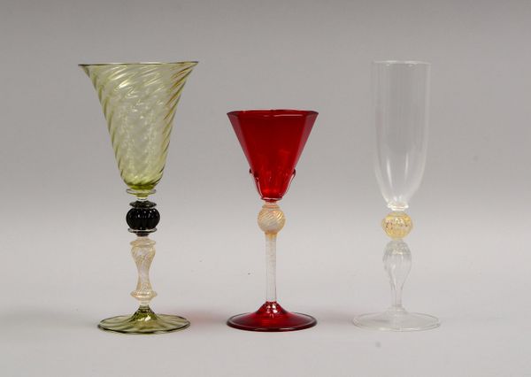 3 Gläser (Murano), Wein-/Champagnerkelche, verschiedenf. Glas mit Goldflimmer