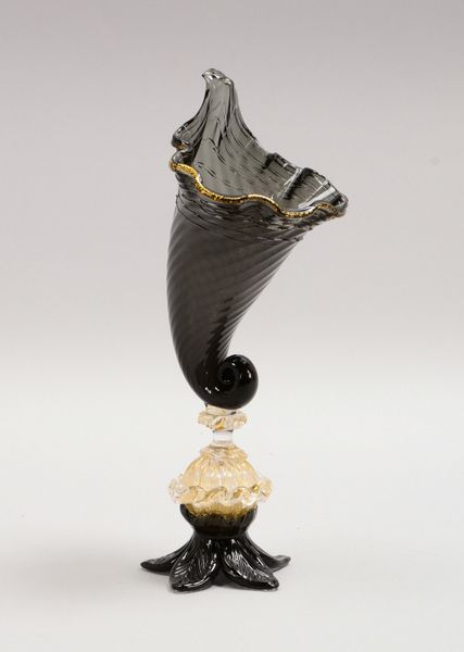 Seguso(?)/Murano, Tischaufsatz, 'Füllhorn', schwarzes Klarglas mit Gold, auf Stand