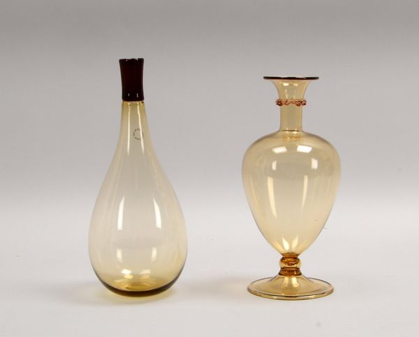 Venini/Murano, 2 Tischvasen, mit Signetgravur/Stempel: 1x rauchfarben, 1x rote Mündung