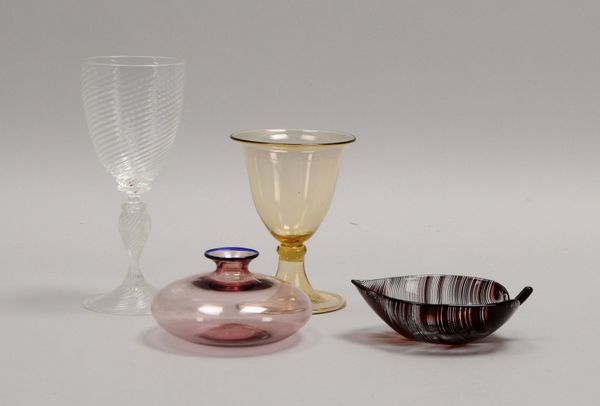 4 Venini/Murano-Teilr: 1 Lundgren-Blattschale, 1 Cappelin-Glas, 1 Weinglas und kl. Tischvase