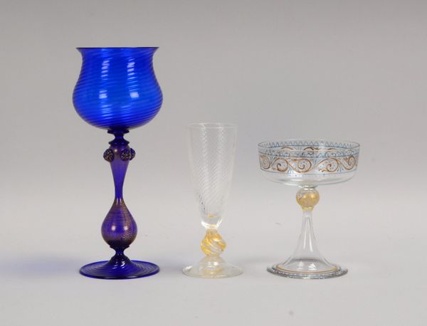 3 Murano-Gläser, jew. mit Goldflimmer: 1 gr. Pokalglas, 1 Schalenglas/Emaille, 1 Sektflöte