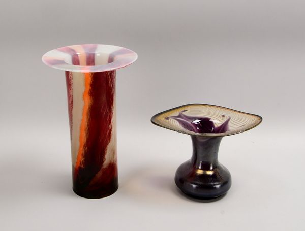 2 Designer-Glasvasen: 1x Kosta Boda und 1x Eisch; Höhe 35 cm und 20 cm