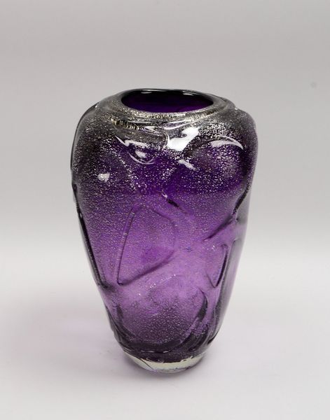 Topescu, Mihai, Studioglas-Vase, violettes Klarglas, relief./mit Silberflitter, sign.