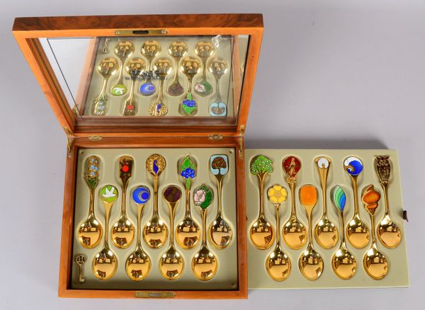 Robbe & Berking, 18x Jahreslöffel, 925 Sterlingsilber/vergoldet, emaillierte Motive
