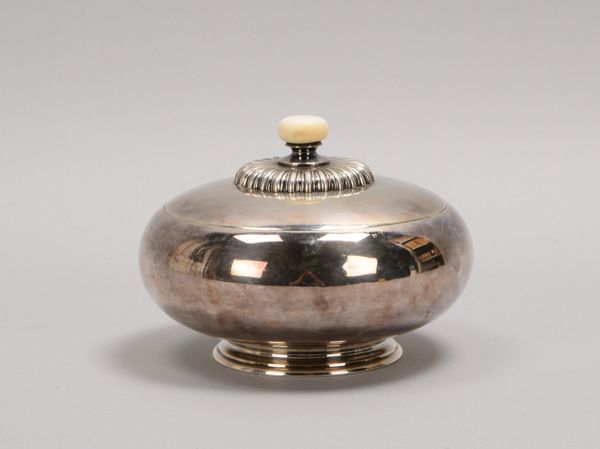 Deckeldose, 925 Silber (mehrf. punz.), abgerundete Form, Beinknauf, auf Fußstand