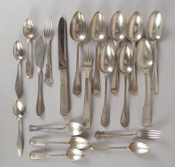 Kleines Tafelsilber-Konvolut, versch. Teile/Silbergehalte: Speiselöffel/-gabeln, u.a.