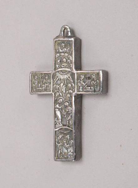 Kleines Silberkreuz, 925 Silber, mit Reliefdarstellung ('Kreuzigungsszene'); Gew. 61 g