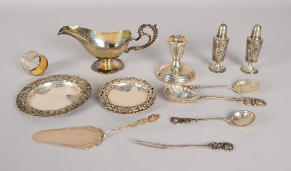Tischsilber: Saucière, 7x Tellerchen, Pfeffer/Salz, 5x Besteckteile, u.a.; Gew. 654 g