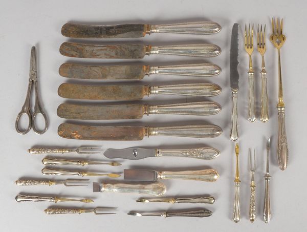 Tabelbesteck-Konvolut: Speisemesser und Speisegabeln, jeweils mit Silbergriff