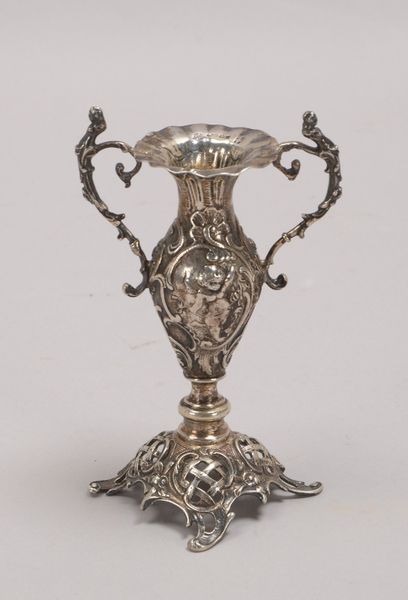 Kl. Tischvase, Silber, mehrf. punz., barockes Dekor; Höhe 12,5 cm, Gew. 98 g