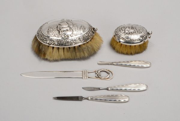 6 Silberteile: 2x antike Bürsten, 1 Brieföffner, 3-tlg. Maniküre-Set