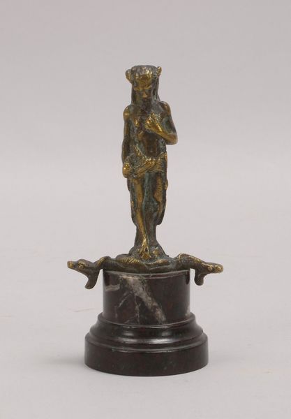 Kl. Bronzestatue, 'Panfigur auf zwei Schlangen stehend', runder Marmorsockel