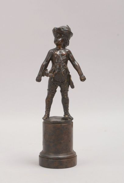 Bronzefigur, 'Knabe mit Mütze, Tasche und Horn', runder brauner Marmorsockel