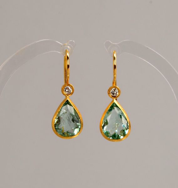 Tito/Oldenburg, Paar Ohrhänger, 750 Gold, besetzt mit Beryll und Brillant