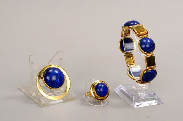 Schmuckset, 750 GG: Armband, Anhänger/Brosche, Ring, Lapislazuli-Besatz
