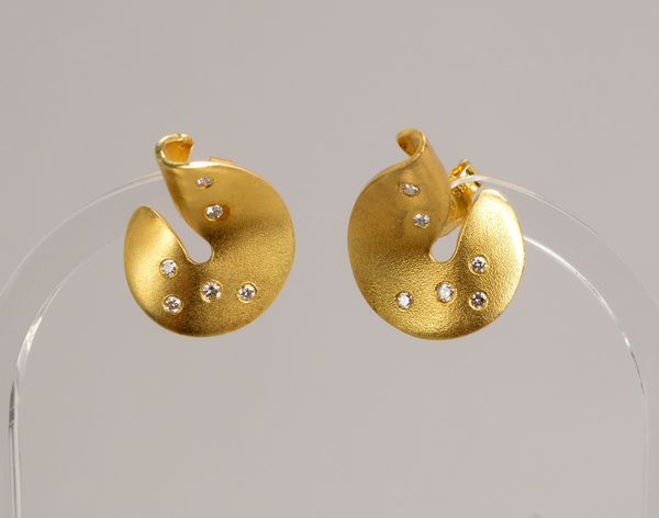Paar Ohrstecker, 585 GG (gest.), insges. 12x kl. Brill.; Maße 14 x 20 mm, Gew. 5,80 g