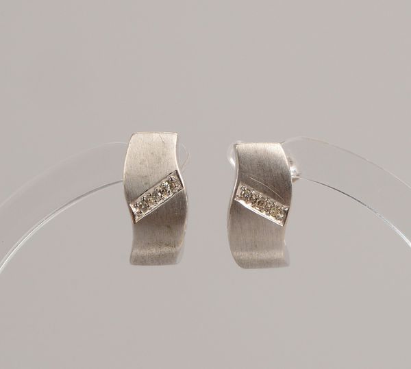 Paar Ohrstecker, 585 WG (gest.), mit insges. 6x Brillanten; Länge 14 mm, Gew. 5 g