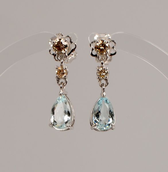 Paar Ohrstecker, 585 WG (gest), jew. mit Aquamarin/ca. 1,50 ct und 2x Brill./ca. 0,46 ct