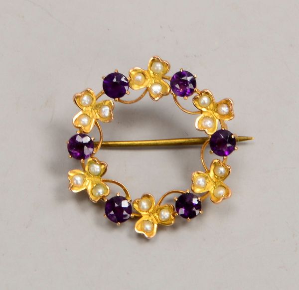 Brosche, 333 GG (gest.), runde Form, 'Blumenkranz' mit Perlenbesatz/Amethysten