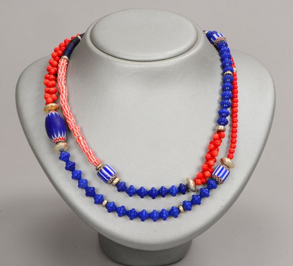 Ethnoschmuck (Afrika), Collier, besetzt mit Chevronperlen u.a.; Länge 106 cm