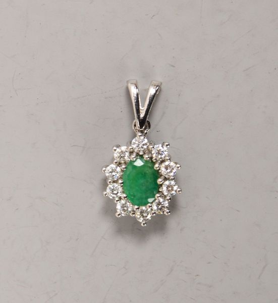 Anhänger, 585 WG (gest.), ovaler Smaragd mit Brill.-Entourage; Maße 11 x 14 mm