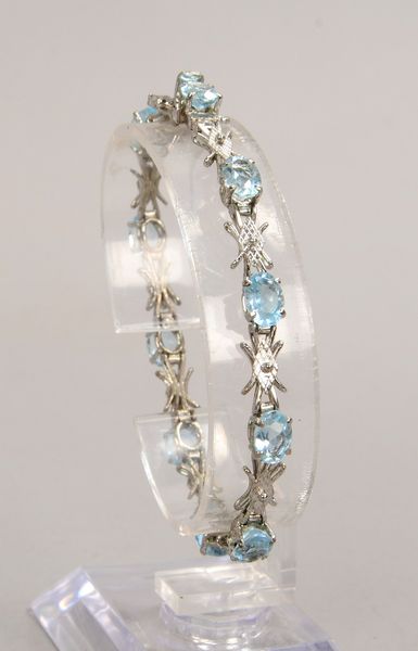 Armband, 750 WG (gest..) mit 10x ovalen Aquamarinen; Länge 16,5 cm, Gew. 12 g