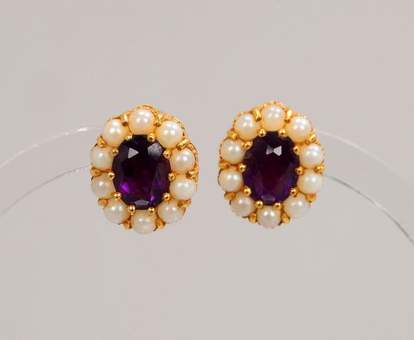 Paar Ohrstecker, 750 GG (gepr.), mit Amethyst und Saatperlen; Maße 11 x 13 mm