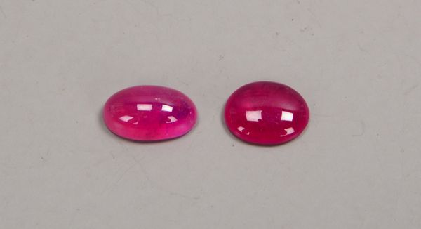 2 lose Rubine (Afrika), zus. 13,65 ct, Steine im Cabochonschliff - jeweils behandelt