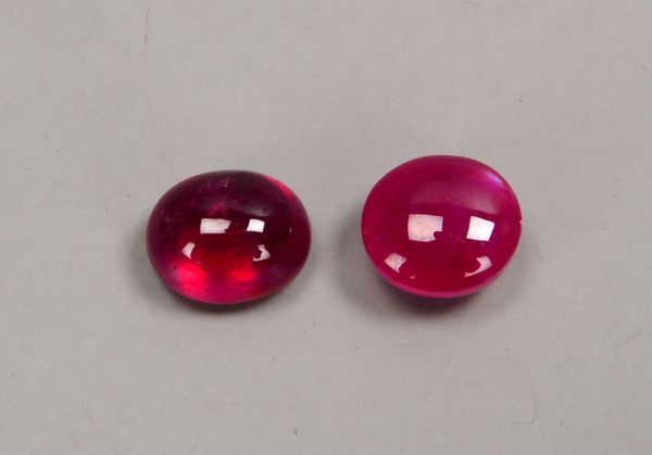 2 lose Rubine (Afrika), zus. 34,80 ct, Steine im Cabochonschliff - jeweils behandelt