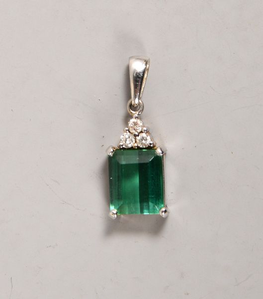 Anhänger, 585 WG (gepr.), mit Turmalin und 3x kl. Diamanten; Maße/ohne Öse: 15 x 7 mm
