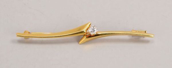 Brosche, 585 GG (gest.), mit Brillant von 0,15 ct; Länge 6 cm, Gewicht 3,30 g